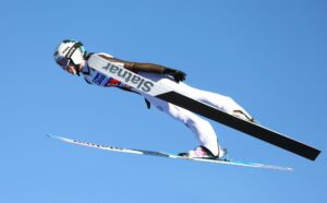 Frierend und zitternd: Prevc fliegt zum nächsten Sieg