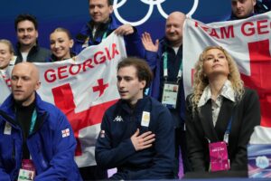 Eiskunstläufer blockt Frage zu umstrittener Trainerin ab